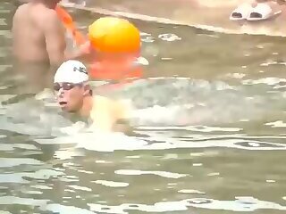 CHINESE MUSCLE DADDY NAKED SWIMMING AT LAKE ㄉㄢ